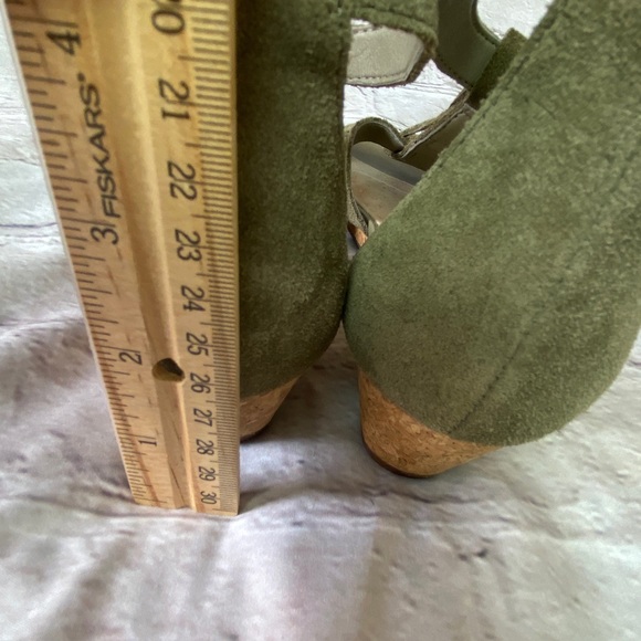 Clarks Olive Suede Abigail Sun Fringe Wedges - Picture 6 of 10